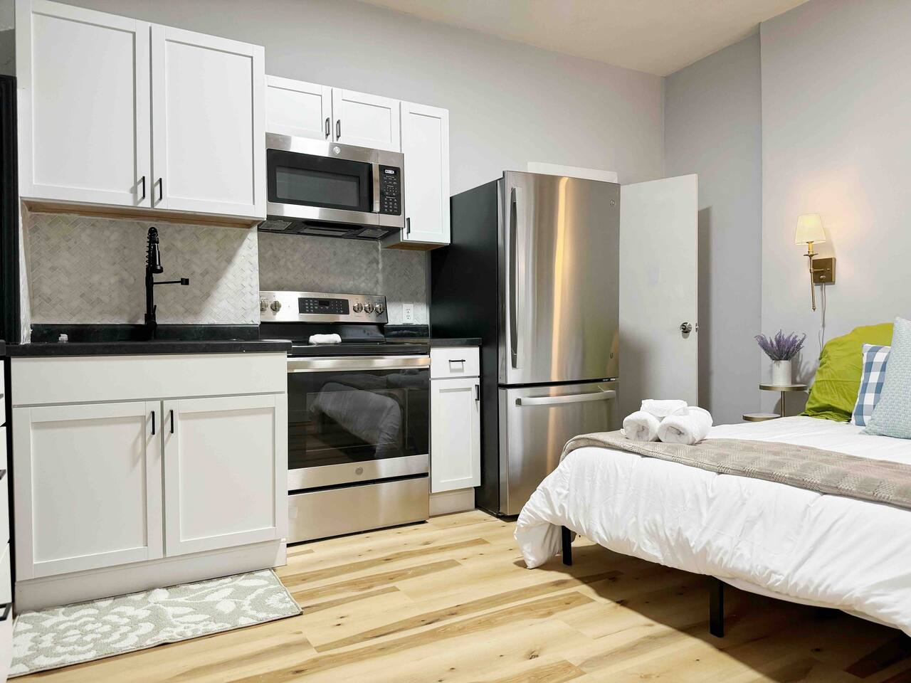 The Cardinal 810 C | QUEEN 1BD/1BA Studio Apt