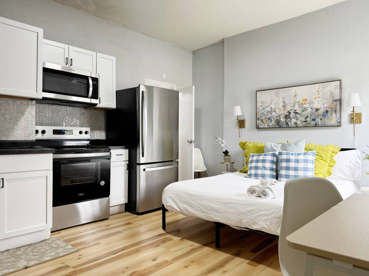 The Cardinal 810 C | QUEEN 1BD/1BA Studio Apt