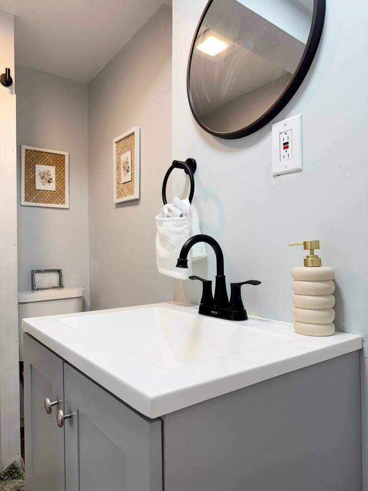 The Cardinal 810 C | QUEEN 1BD/1BA Studio Apt