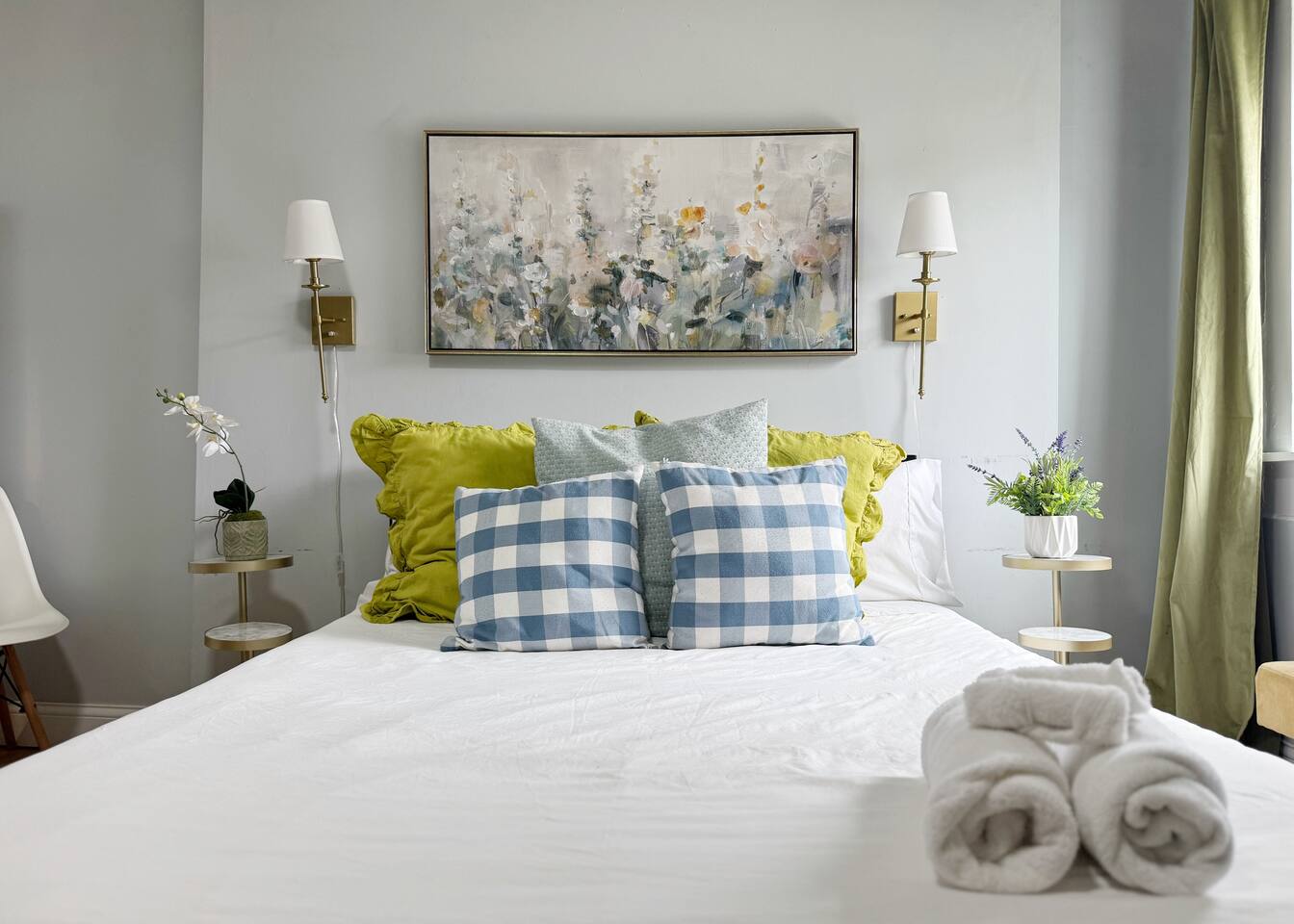 The Cardinal 810 C | QUEEN 1BD/1BA Studio Apt photo 2