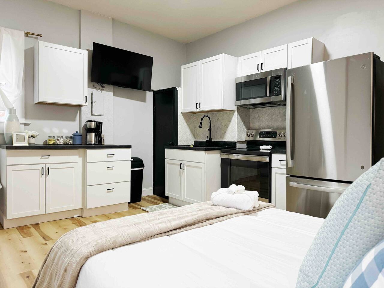 The Cardinal 810 C | QUEEN 1BD/1BA Studio Apt photo 4