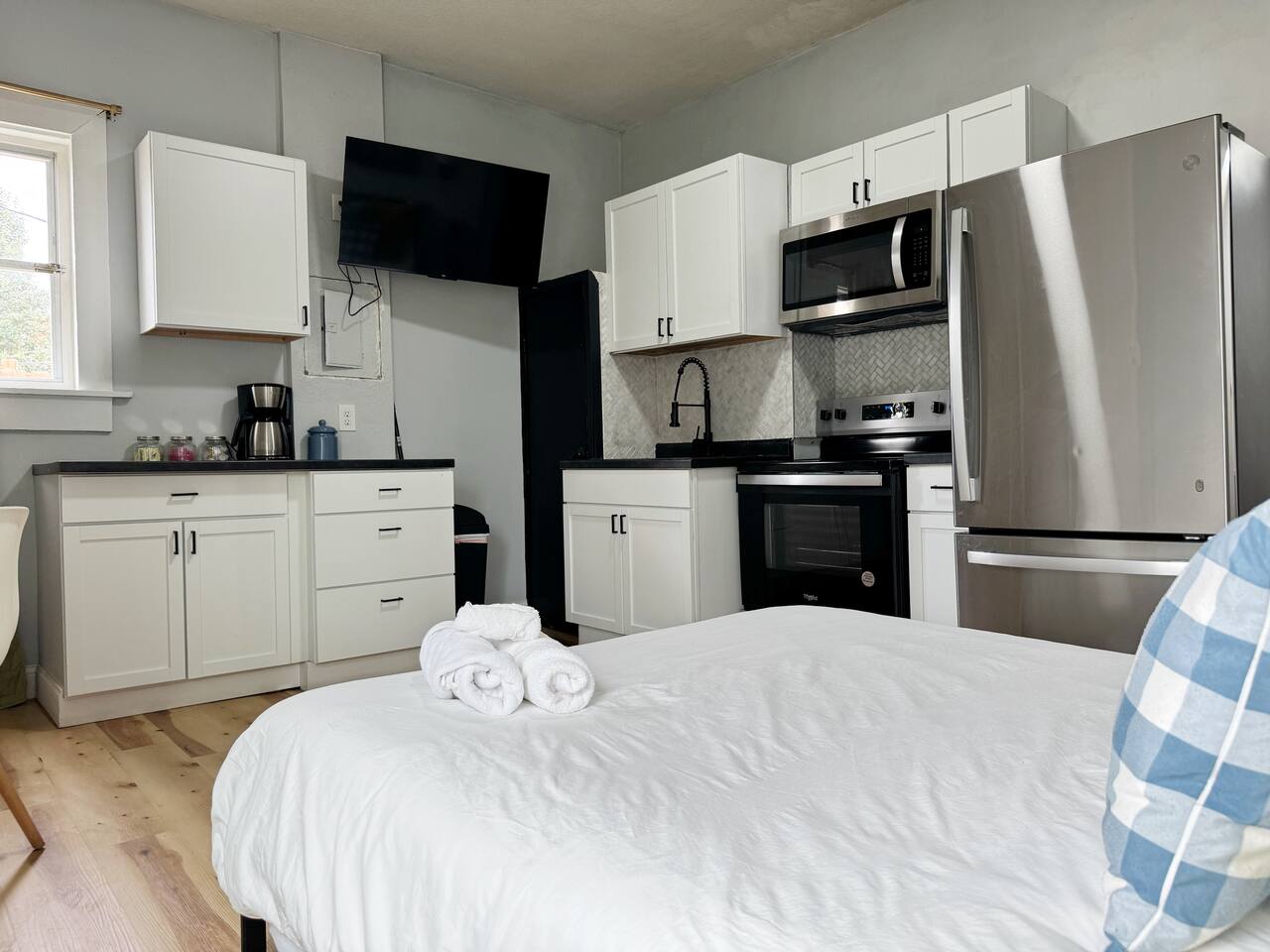 The Cardinal 810 C | QUEEN 1BD/1BA Studio Apt