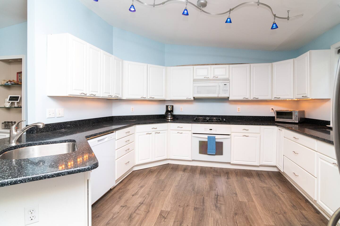 Sea Side Serenity - 4BR - Sleeps 12, Pet Friendly photo 18