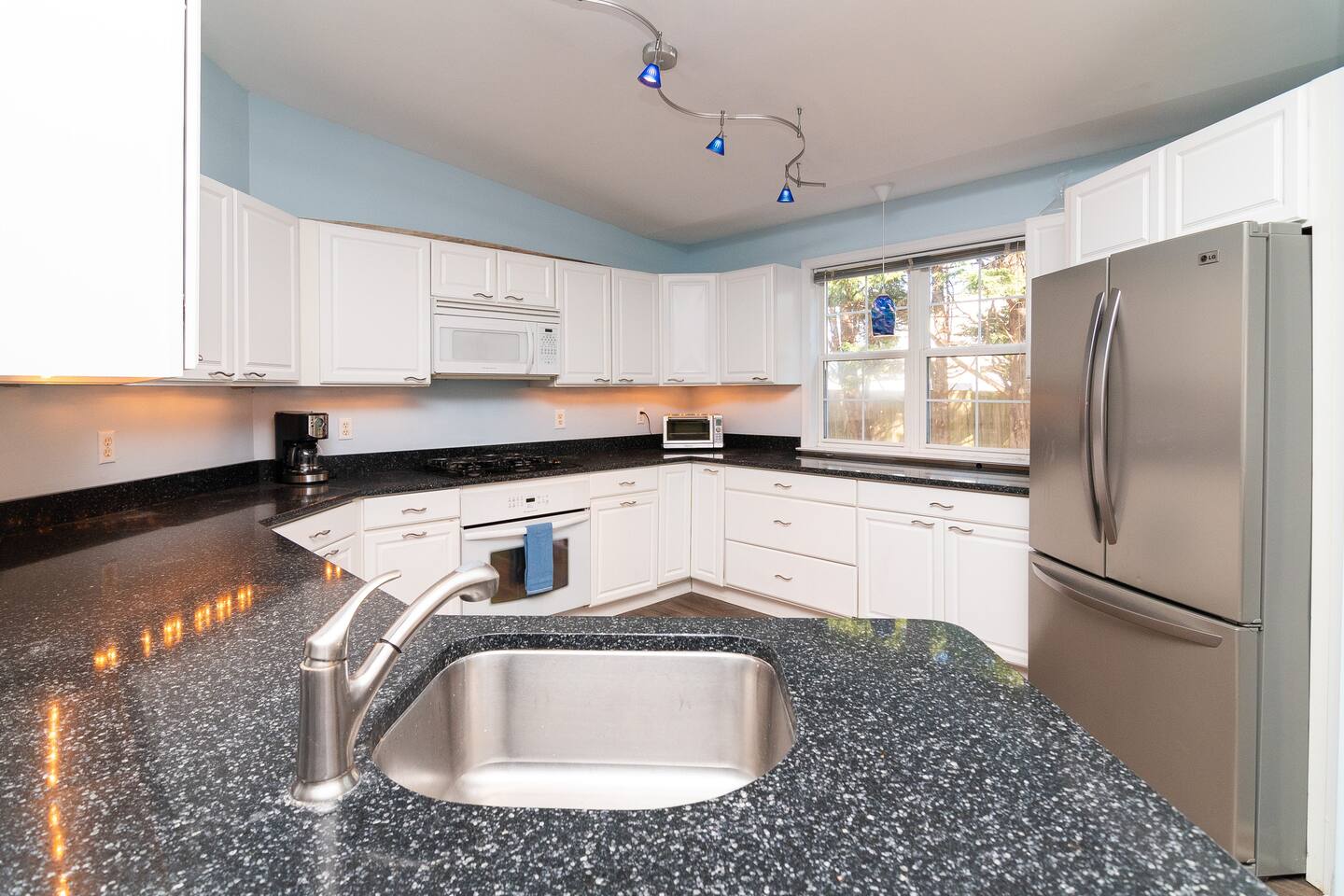 Sea Side Serenity - 4BR - Sleeps 12, Pet Friendly photo 19
