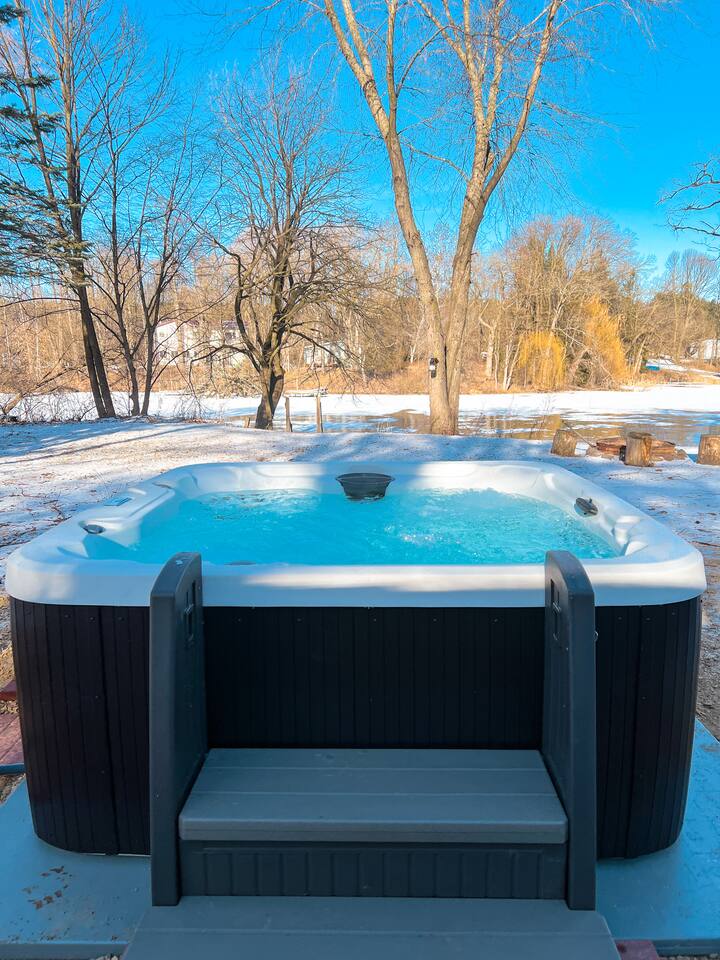 Easton Lake Retreat – Cozy Cottage & Hot Tub