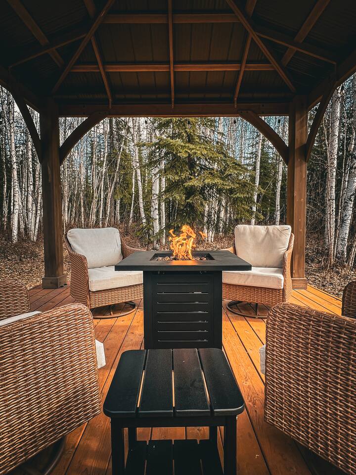 Northern Lights Log House w/ Sauna