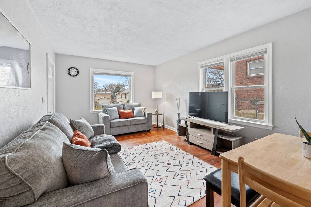 Relaxing 4BR Home w/ large backyard