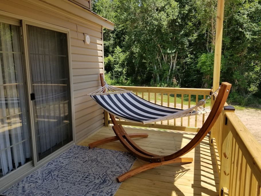 Cozy tiny home w/lofts deck grill hammock