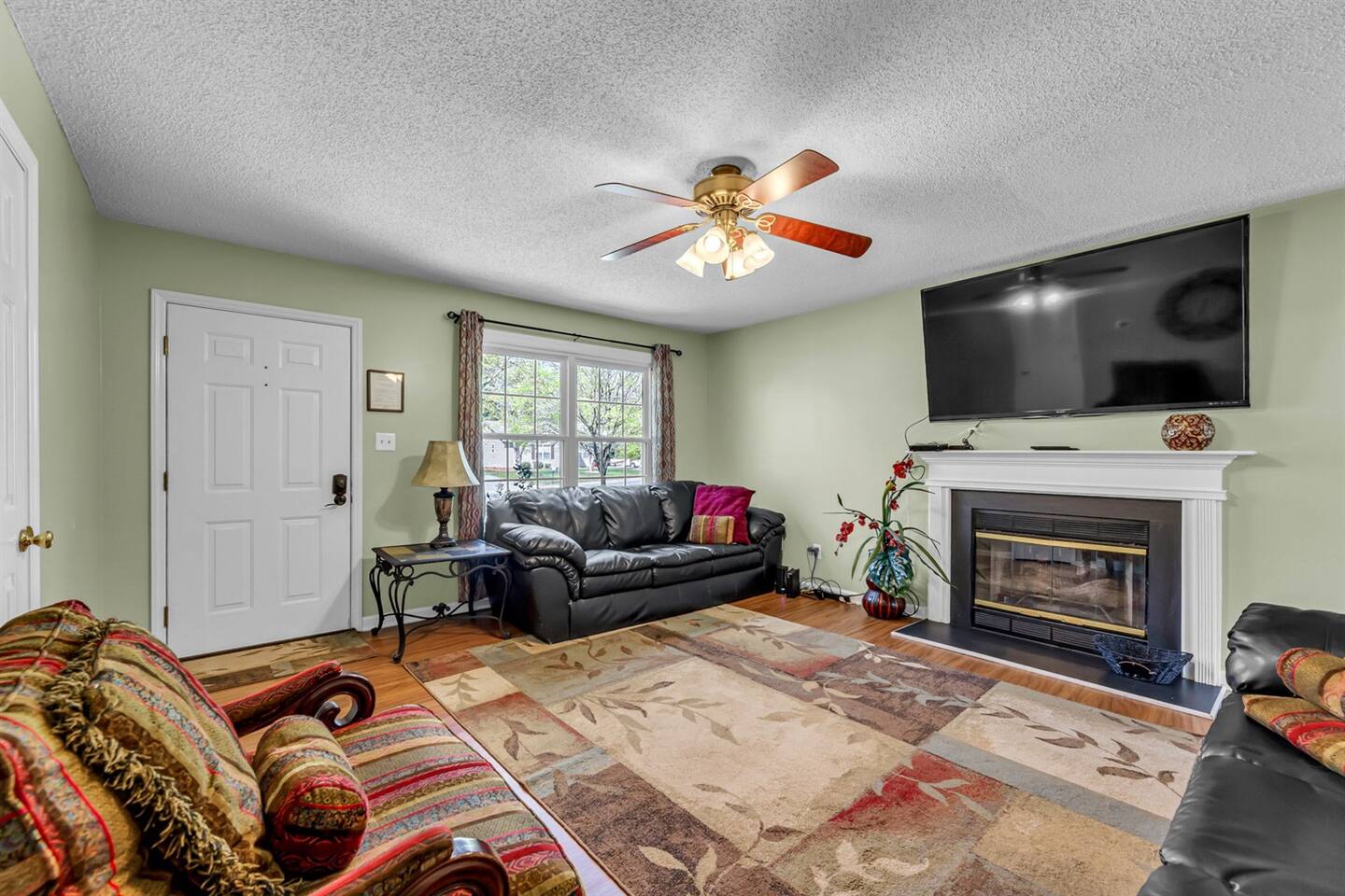 Backyard Patio| 2 Car Garage | Pet-Friendly