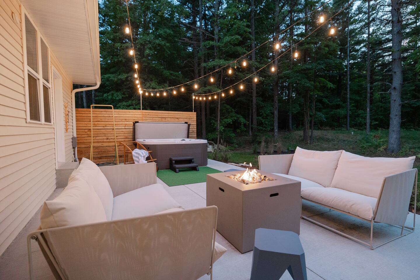 Wooded Retreat-Hot Tub-Fireplace Near Sister Bay