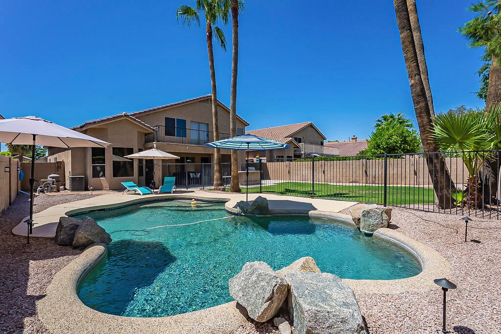 Moore House ~ Downtown Gilbert w/Pool & Yard Games