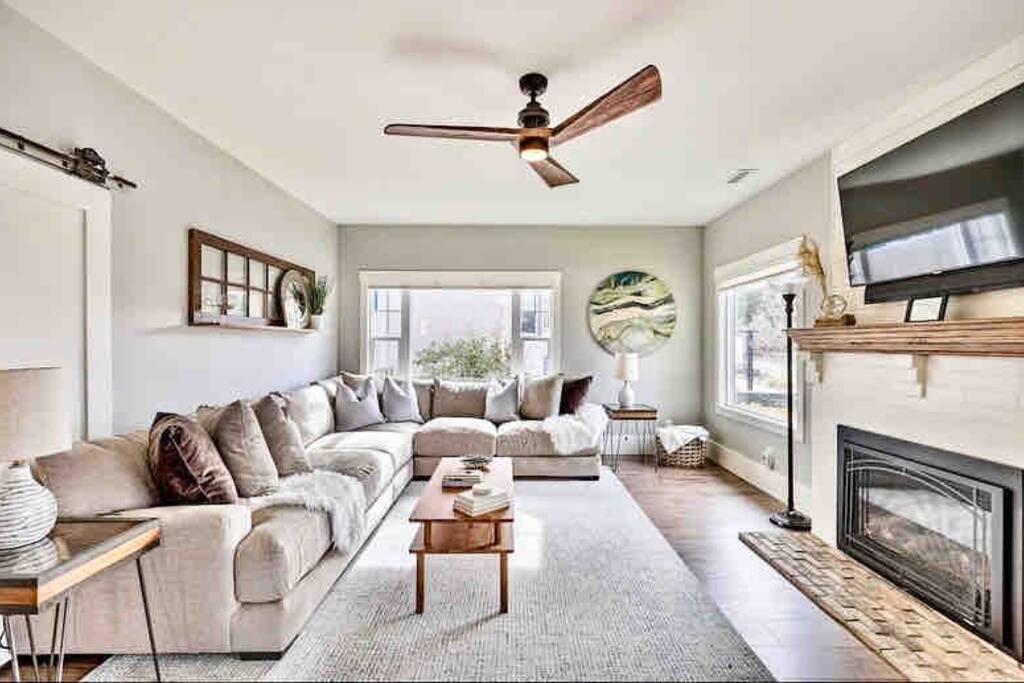 Luxury Retreat with Hot Tub/Walking to Whiskey Row