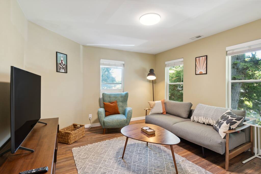 Cheerful Central District Duplex: Upstairs