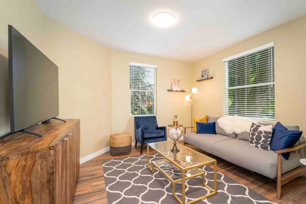 Charming Central District Duplex: Downstairs