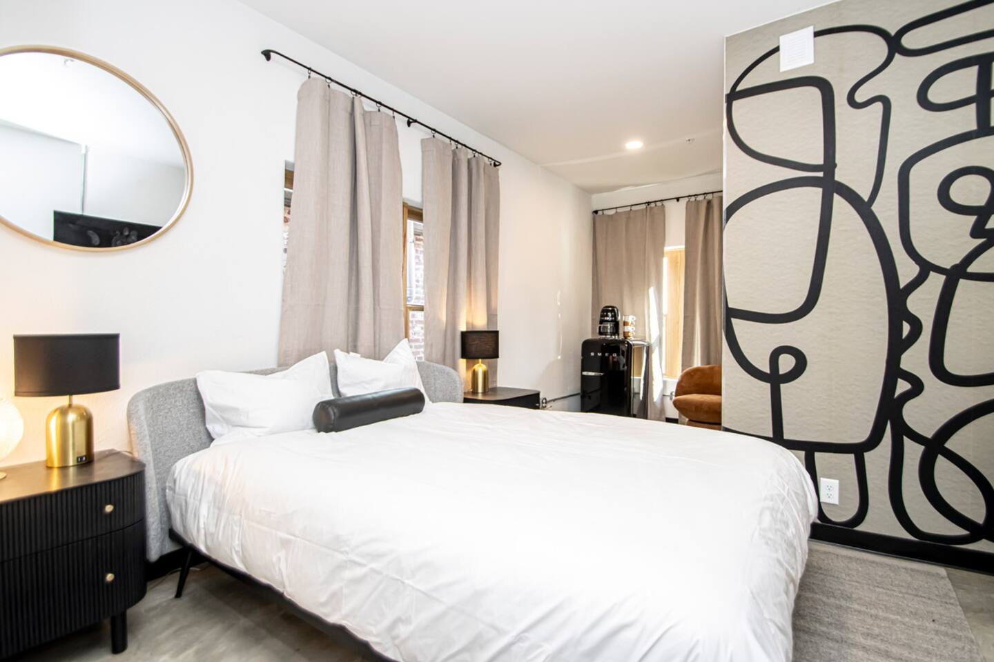 Steps to Bathhouses, Restaurants*Heart of Downtow