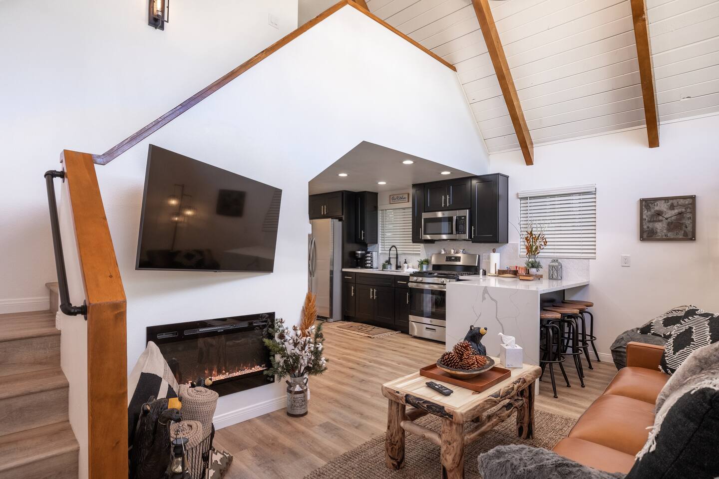 Eagles Nest - Contemporary Vacation Getaway