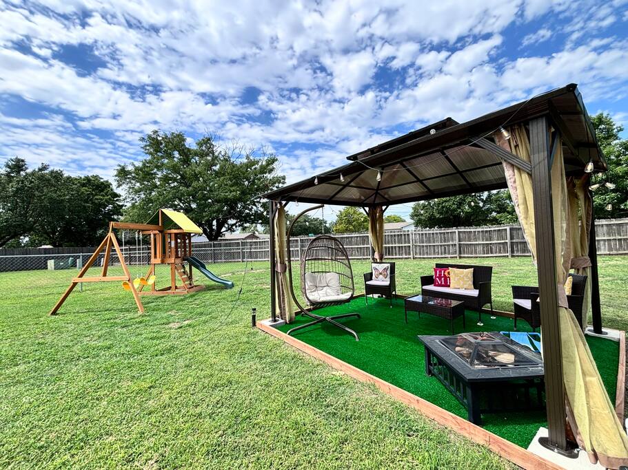 Duplex in West Wichita:KingBeds, 75" TV & Swing