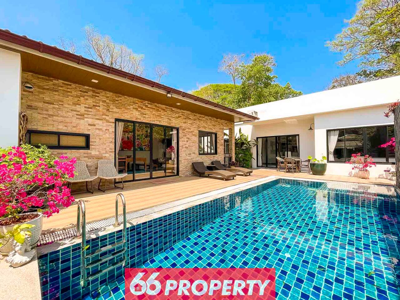 Private Pool Bungalow near Shopping.