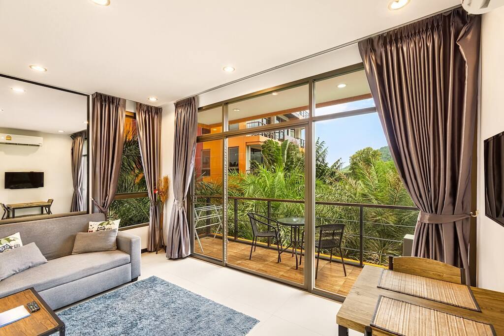 Saiya Naiharn | Spacious Flat with Tropical Vibe NH307