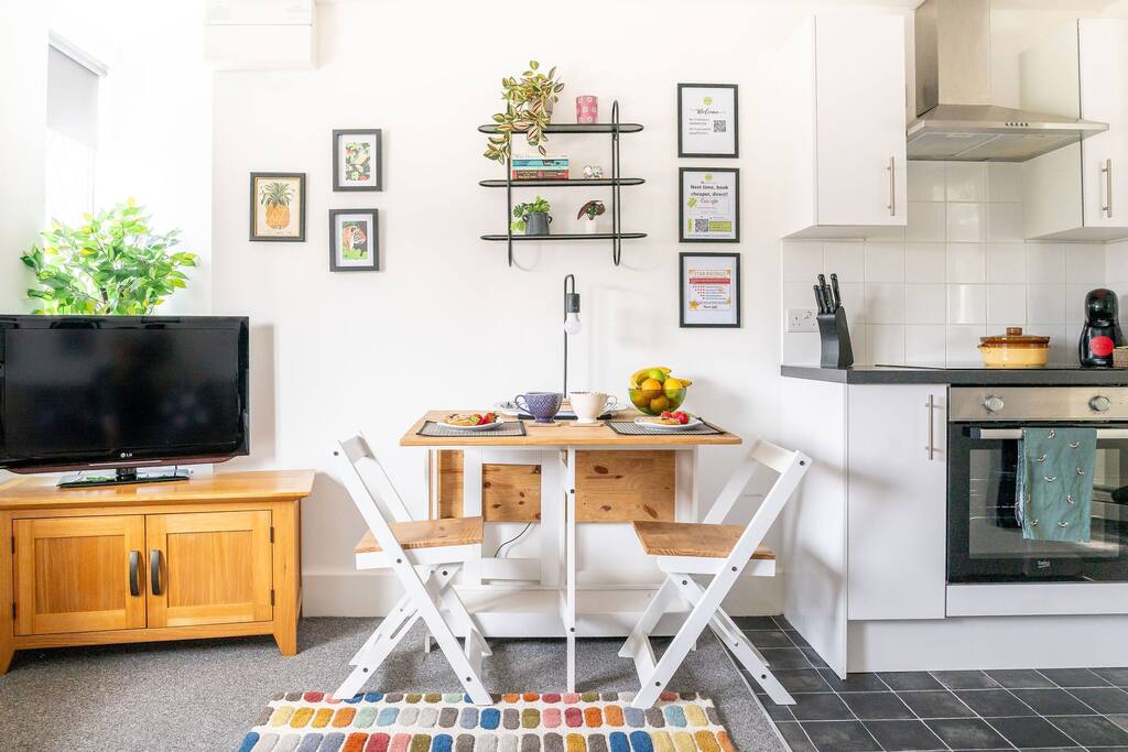 Stylish 2 bed Apart. Sleeps 5 fast Wi-fi BHX NEC