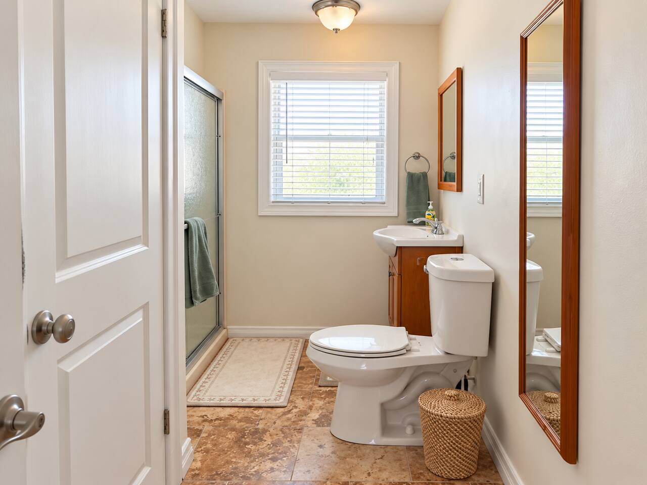 Full Bathroom w/linens