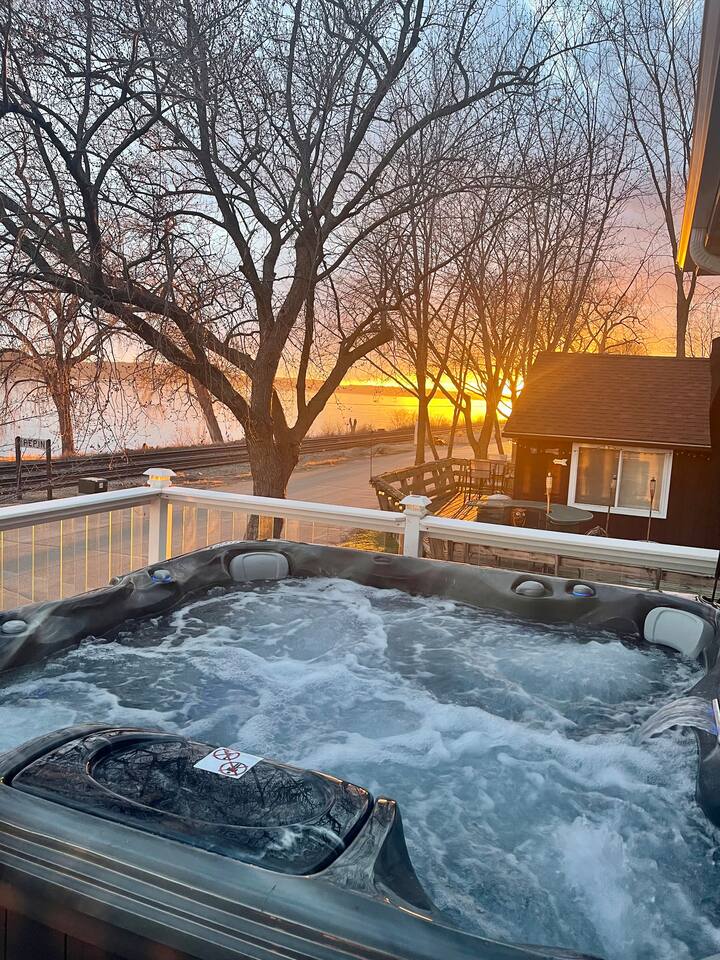 Peace of Pepin- 2nd story hot tub!