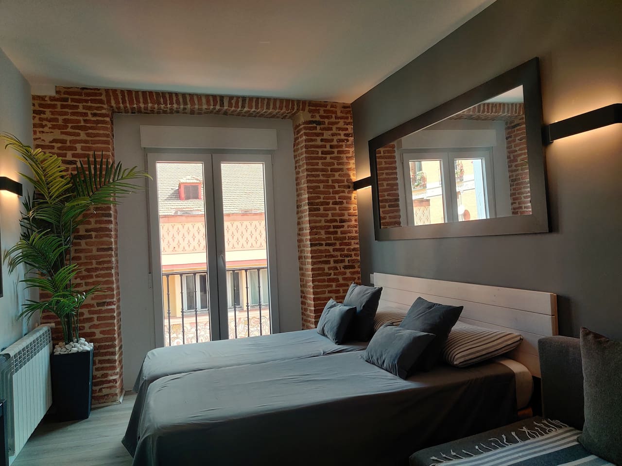 Latina-Balcony-WiFi-A/C