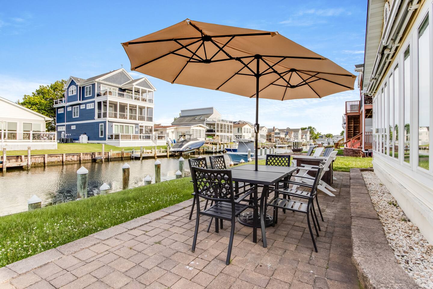 Cozy Canal Front home -boat dock-monthly available