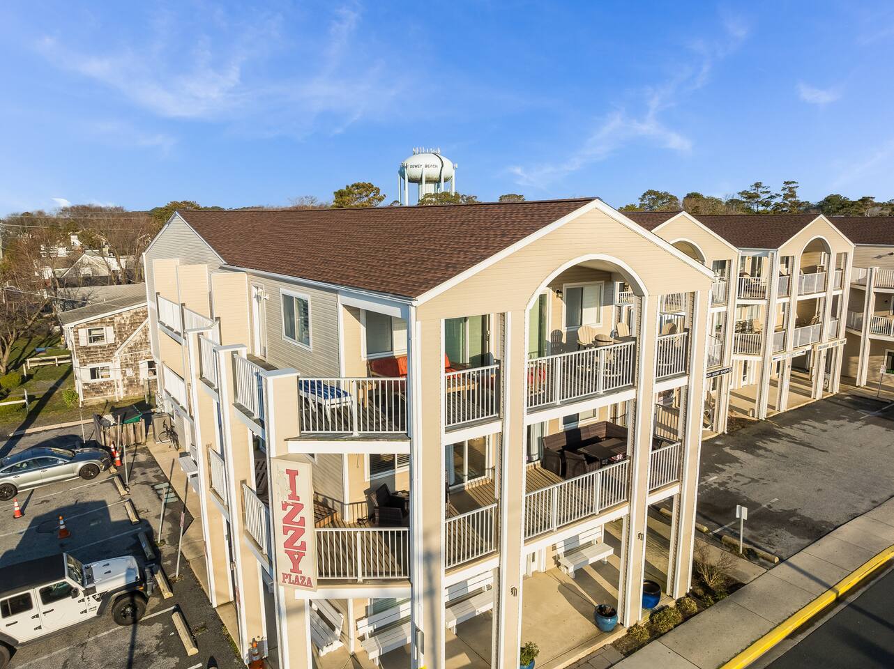 Izzy Plaza Penthouse-Oceanview Dewey-walk to beach