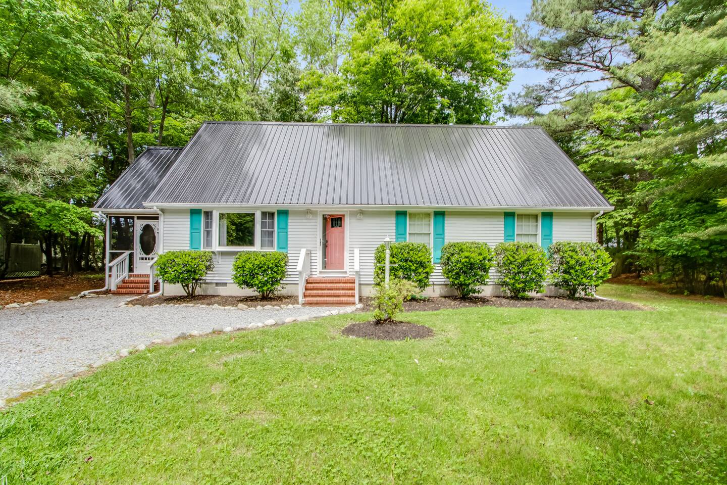 Calgary Cottage - 3BR -rent monthly in off-season