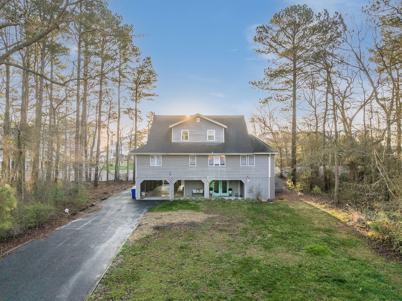 The Salty Derby-less than mile to beach, sleeps 17