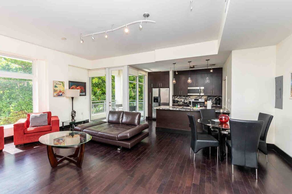Cool, modern 1 bed * Sleeps 4 * Parking * Balcony
