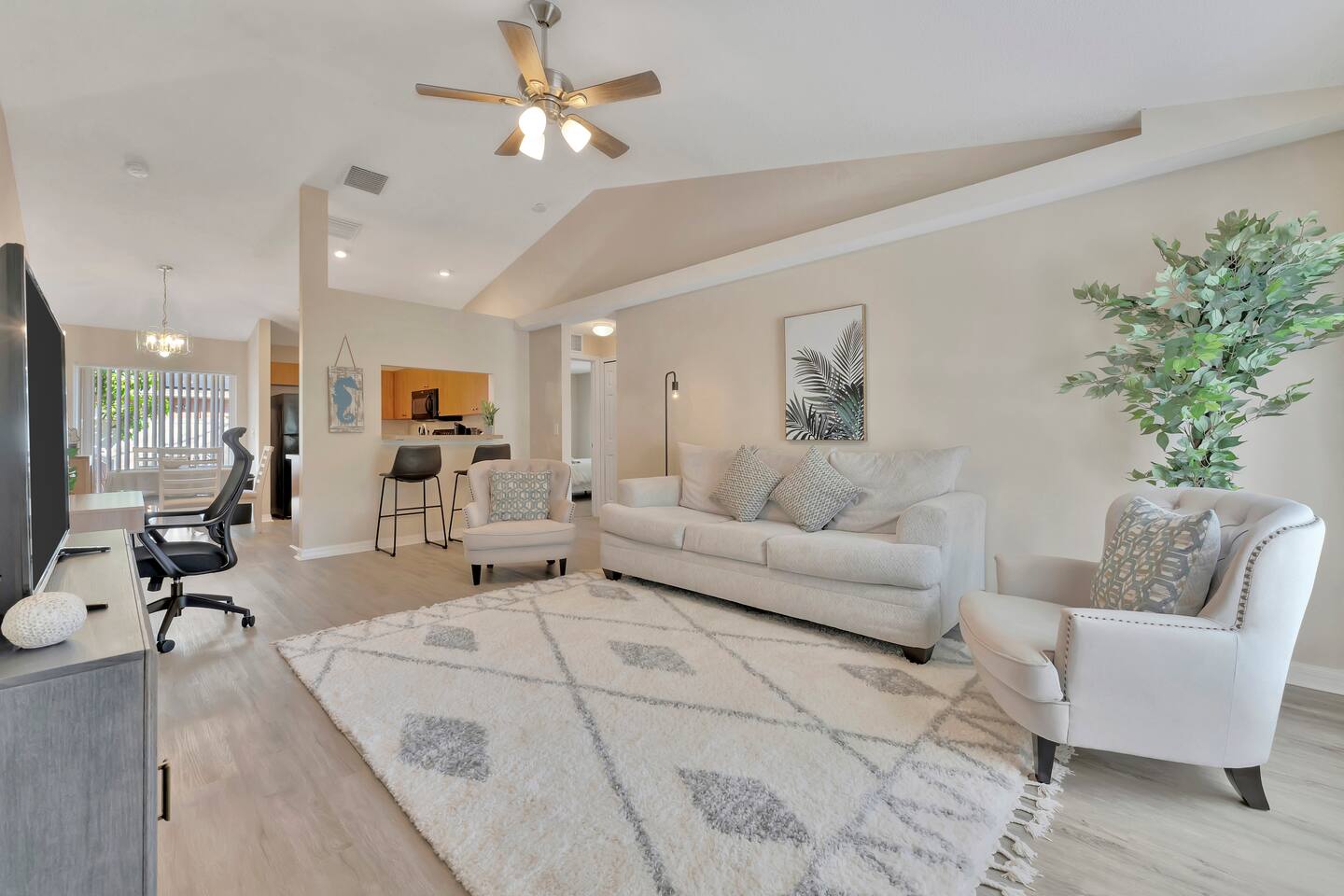 *Quiet Oasis* - 10 mins to beach | 15 mins to DTSP