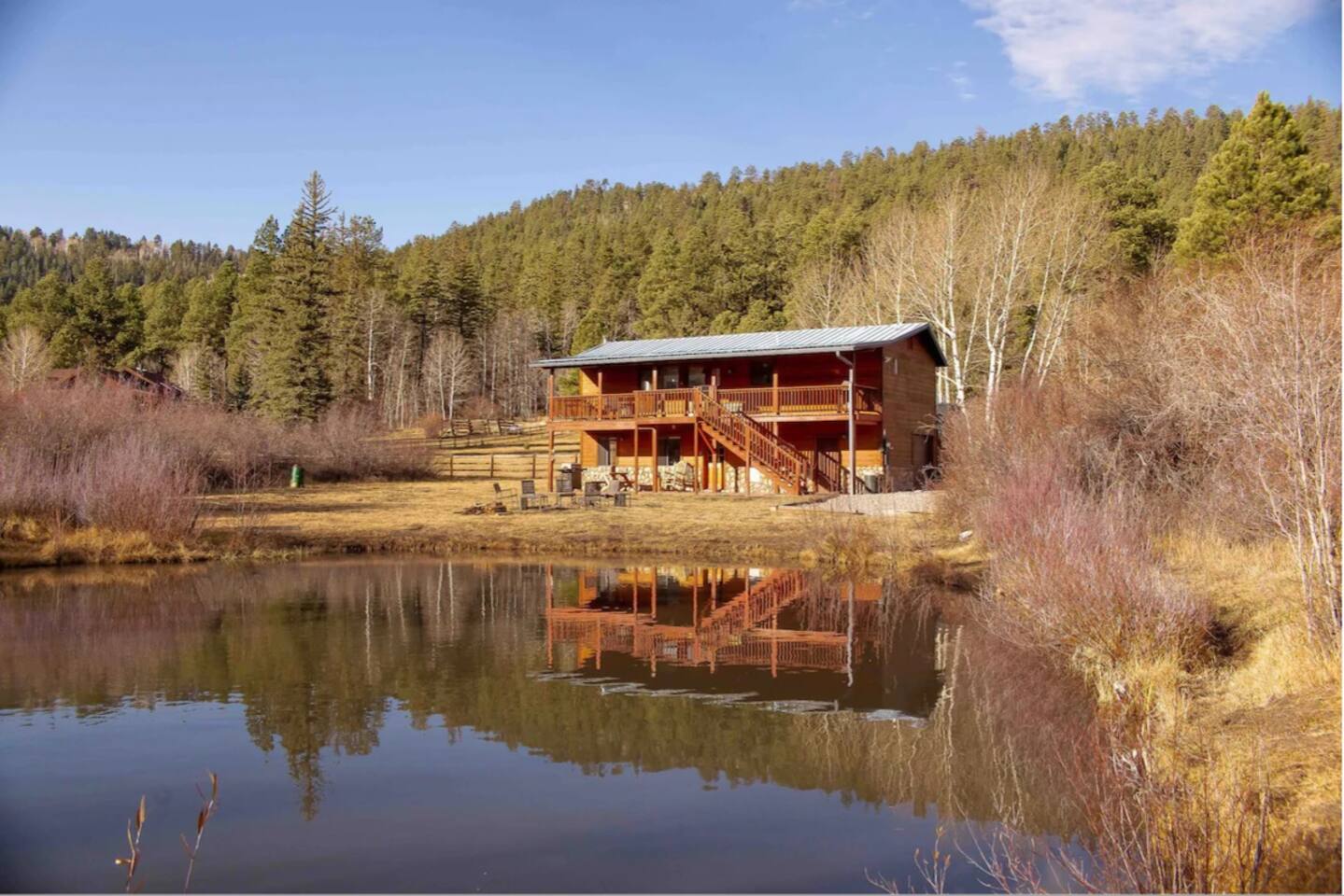 Secluded Cabin-Private Pond, Walk to Restaurants