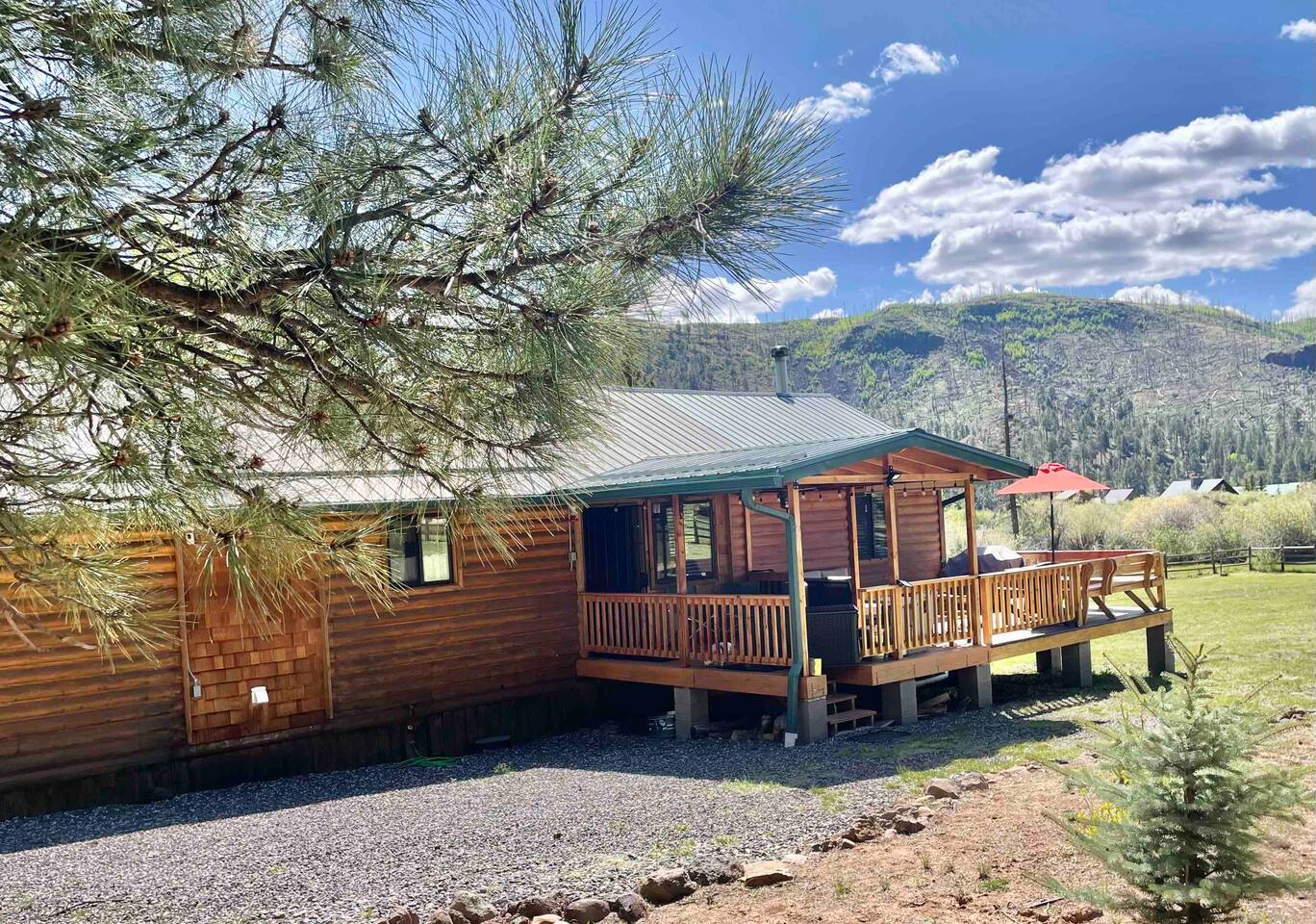 2 Cabins, 1 Acre, Walk to Restaurants