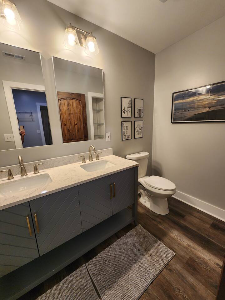 24 A Gorgeous Master Bedroom Close to DT GVL