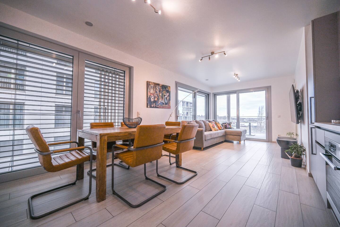 Luxury Flat: Veranda & Parking