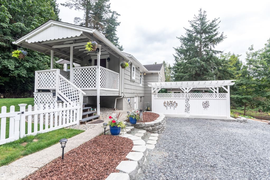 Private House on creek-Hot tub! Near wineries!