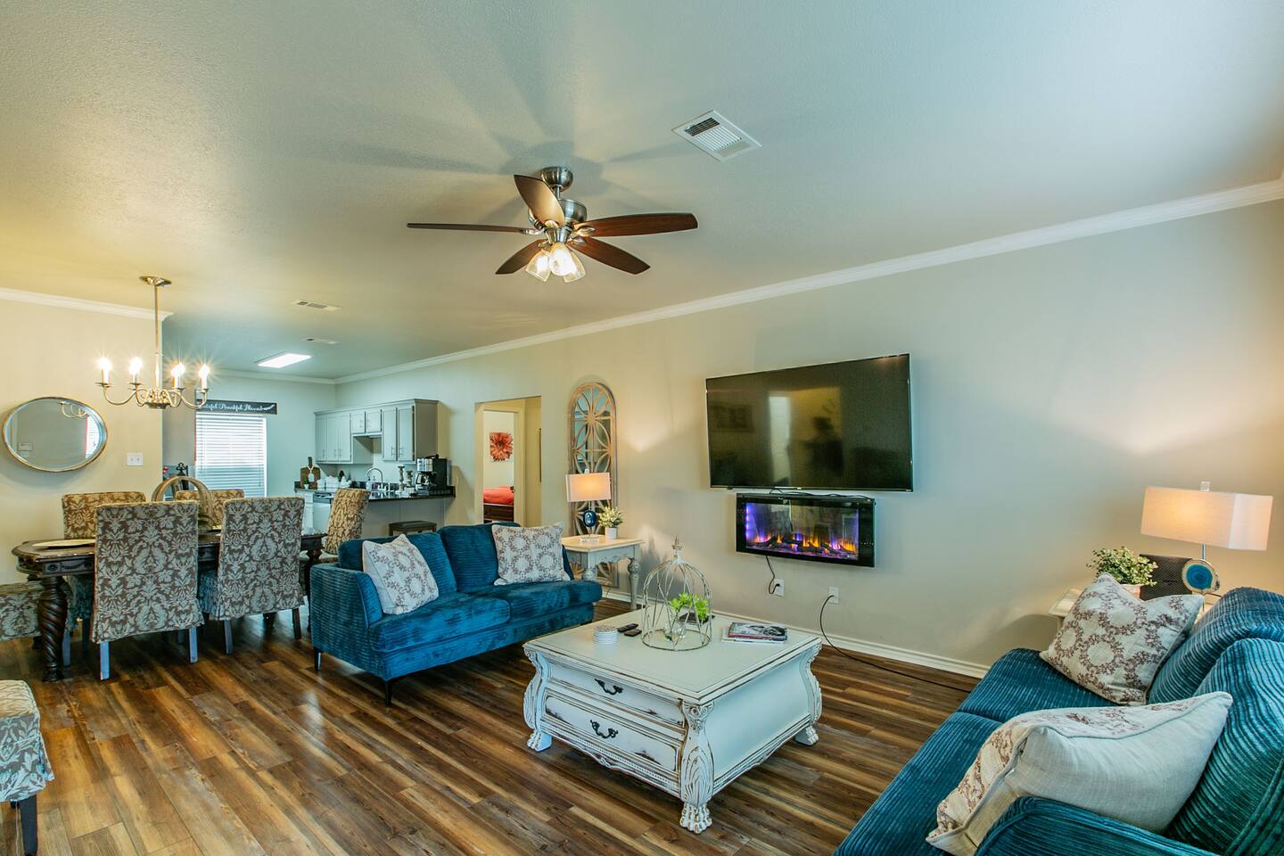 Spacious Apt1 with 4BR,2BA, 4 Blocks from Magnolia