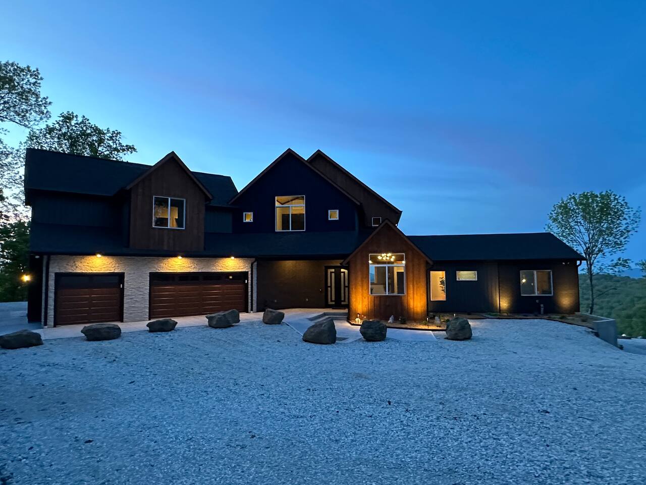 Oslo Mountainside Retreat/ Hot Tub/View/ Sleeps 24