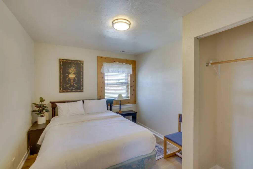 Bear Lake Private Apt. Sleeps 8  w Kitchen