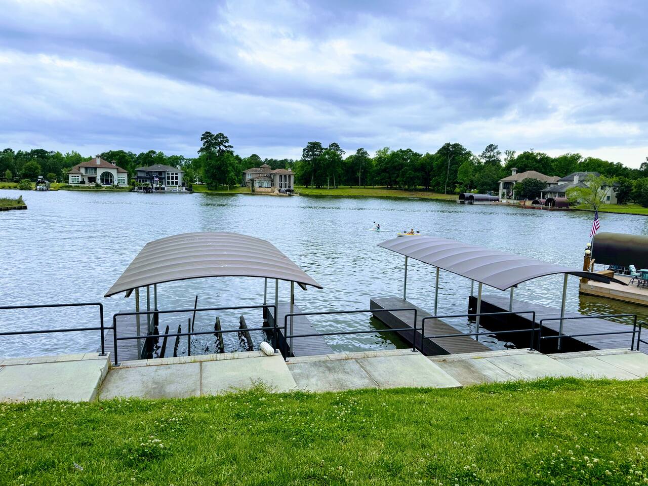 Luxurious Lakefront Condo, Dock, EV charger, BBQ