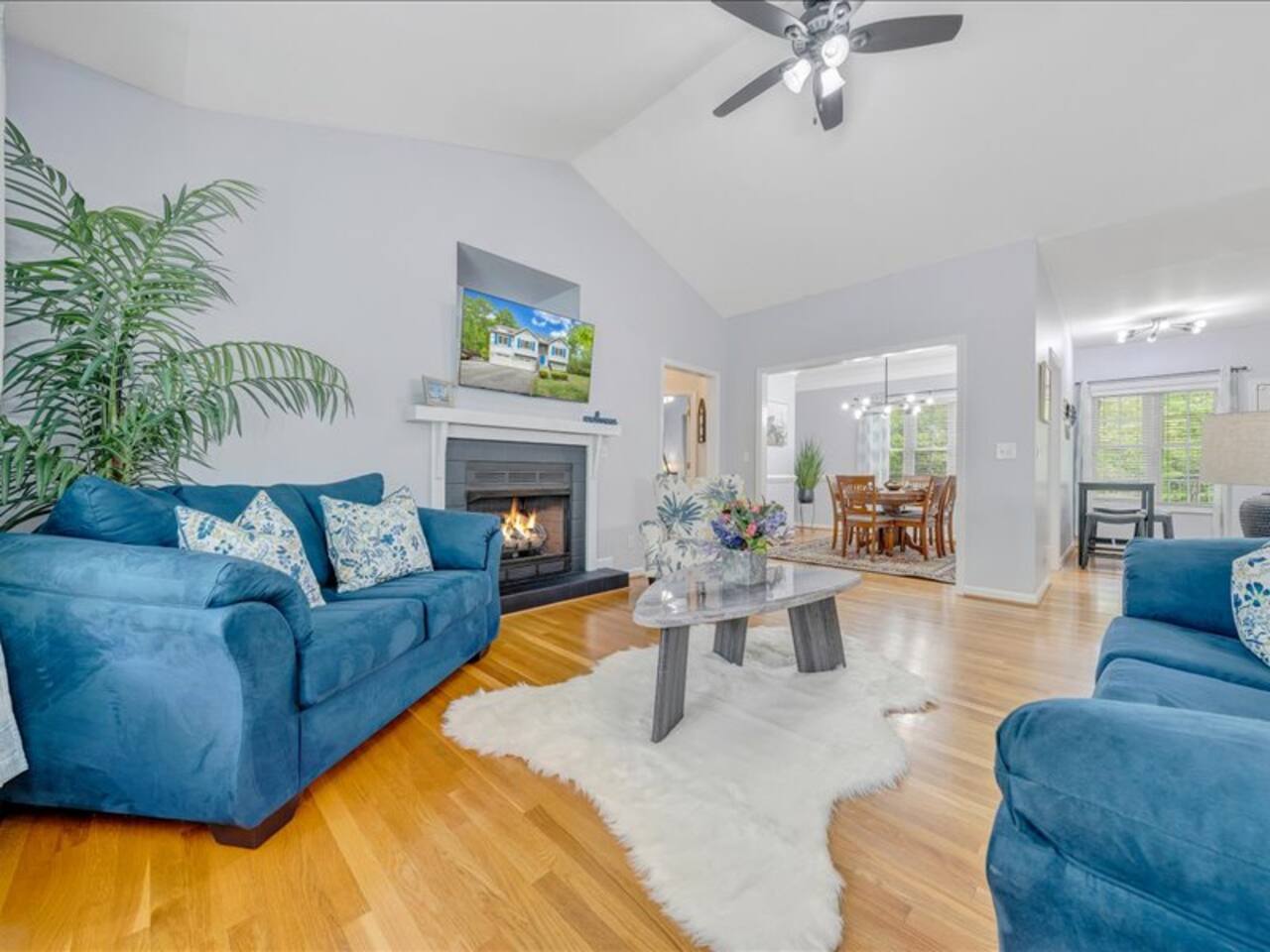 Modern Lake Access Retreat. Hot tub & Pet Friendly