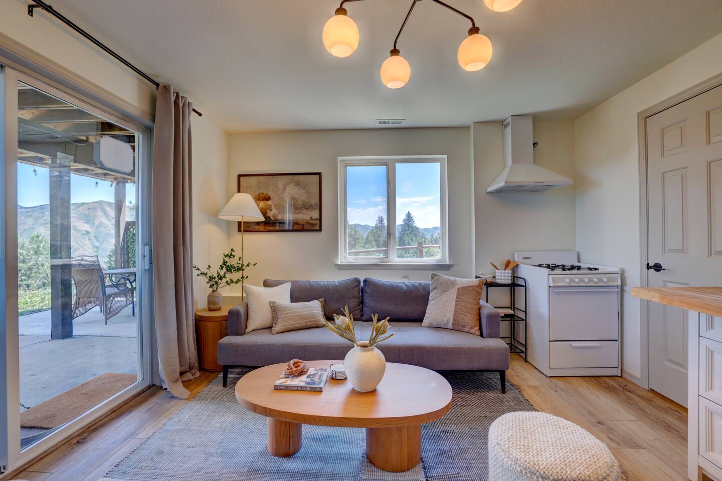 Stylish & Cozy Escape at Grand Fir Suite