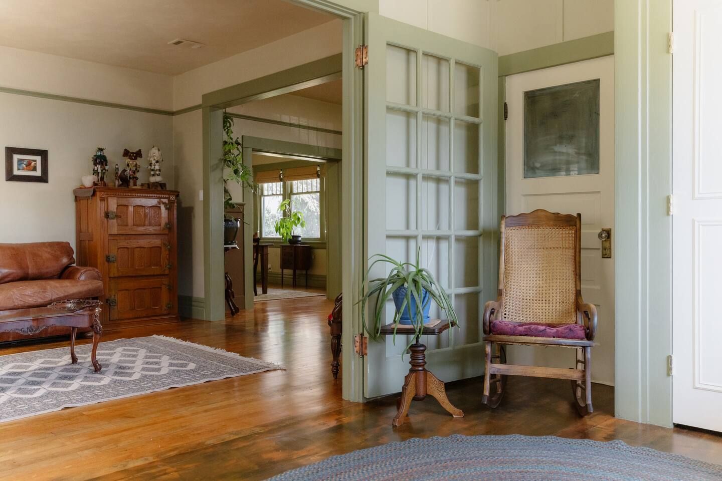 NEW Riverside Vintage Gem, Located Central + Grill