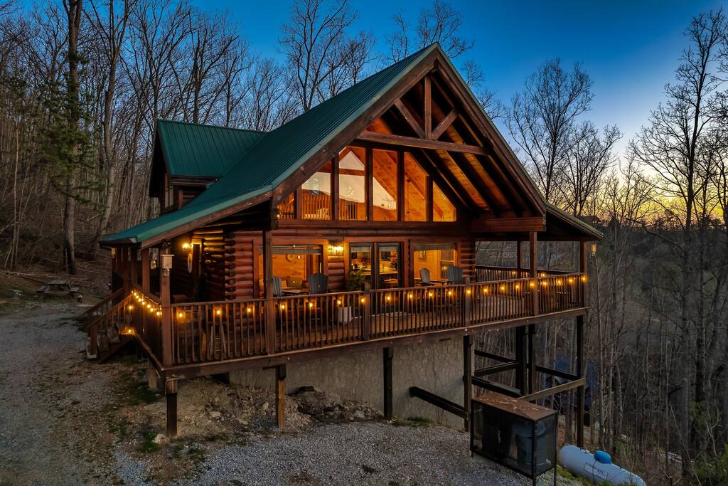 Hot Tub-Amazing View-Great Location