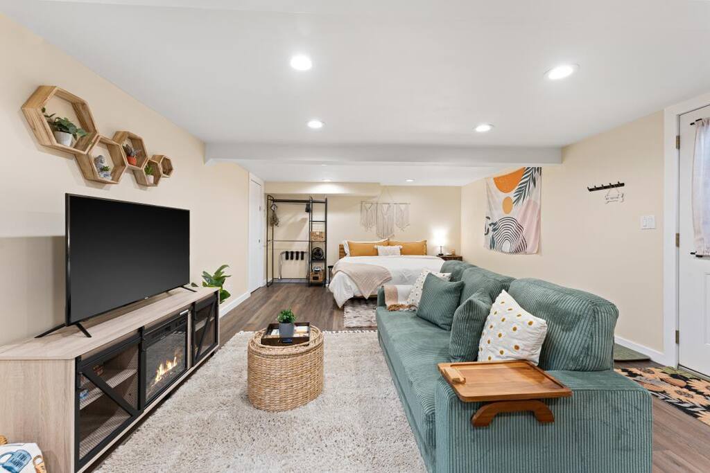 Relax & Recharge: AC|Hot Tub|Pets OK, near PDX!