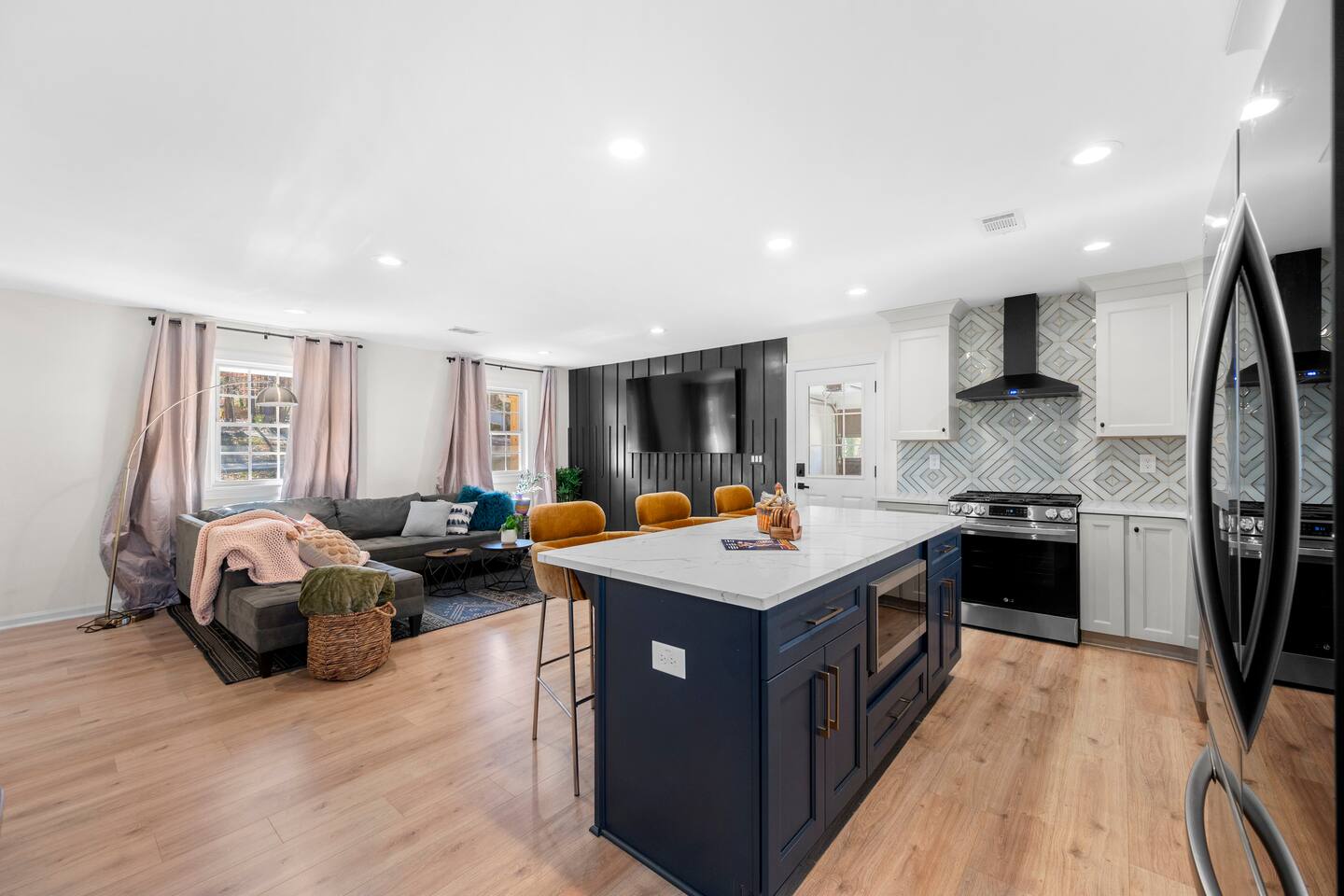 *Outdoor Projector *Arcade *Fire Pit *2LivingRooms