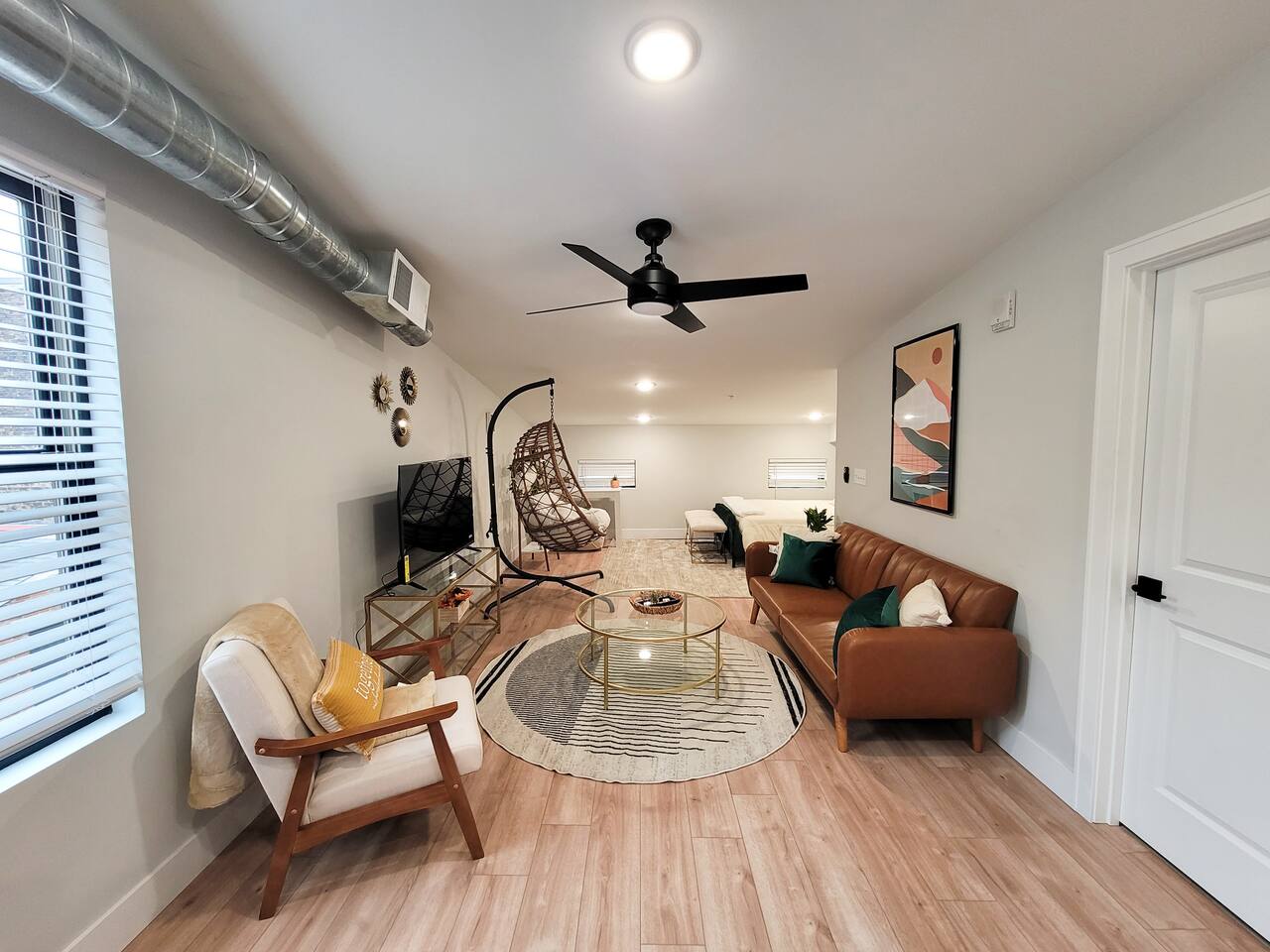 OTR by TQL+Queen Bed+50inTV+ Light Rail+Parking