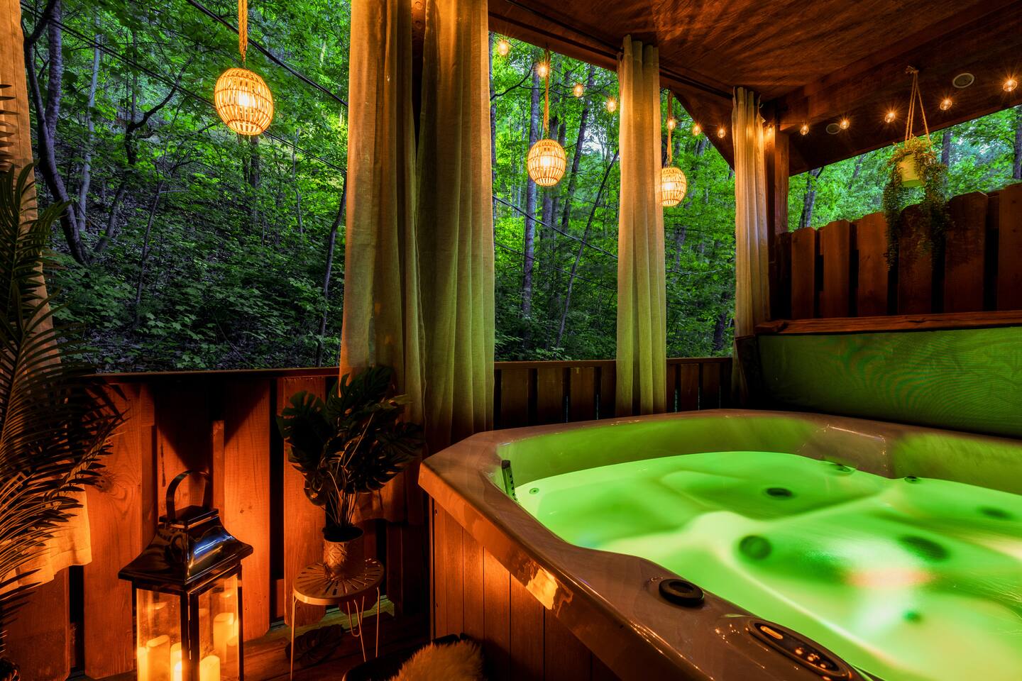 50 Shades Adult Theme Cabin, Hot Tub, Privacy